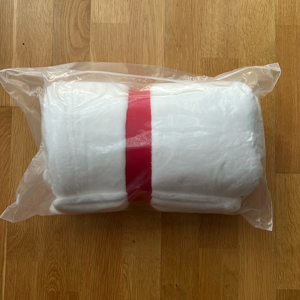 Brand New UGG Bartley Throw In White